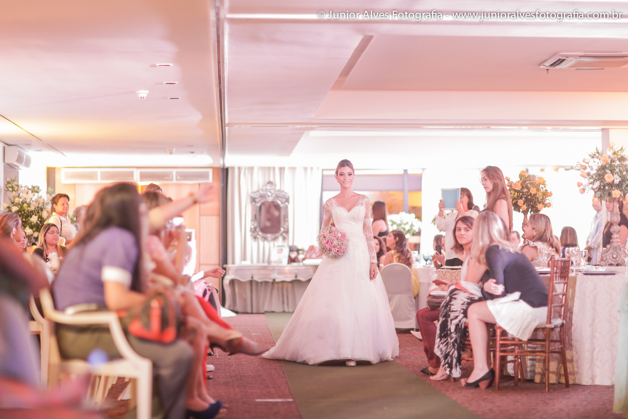 Noiva vestida de Maison Cris, buquê Marlene Sobreira, produção Mulher Cheirosa e adereço Lace Atelier. Foto: Júnior Alves.