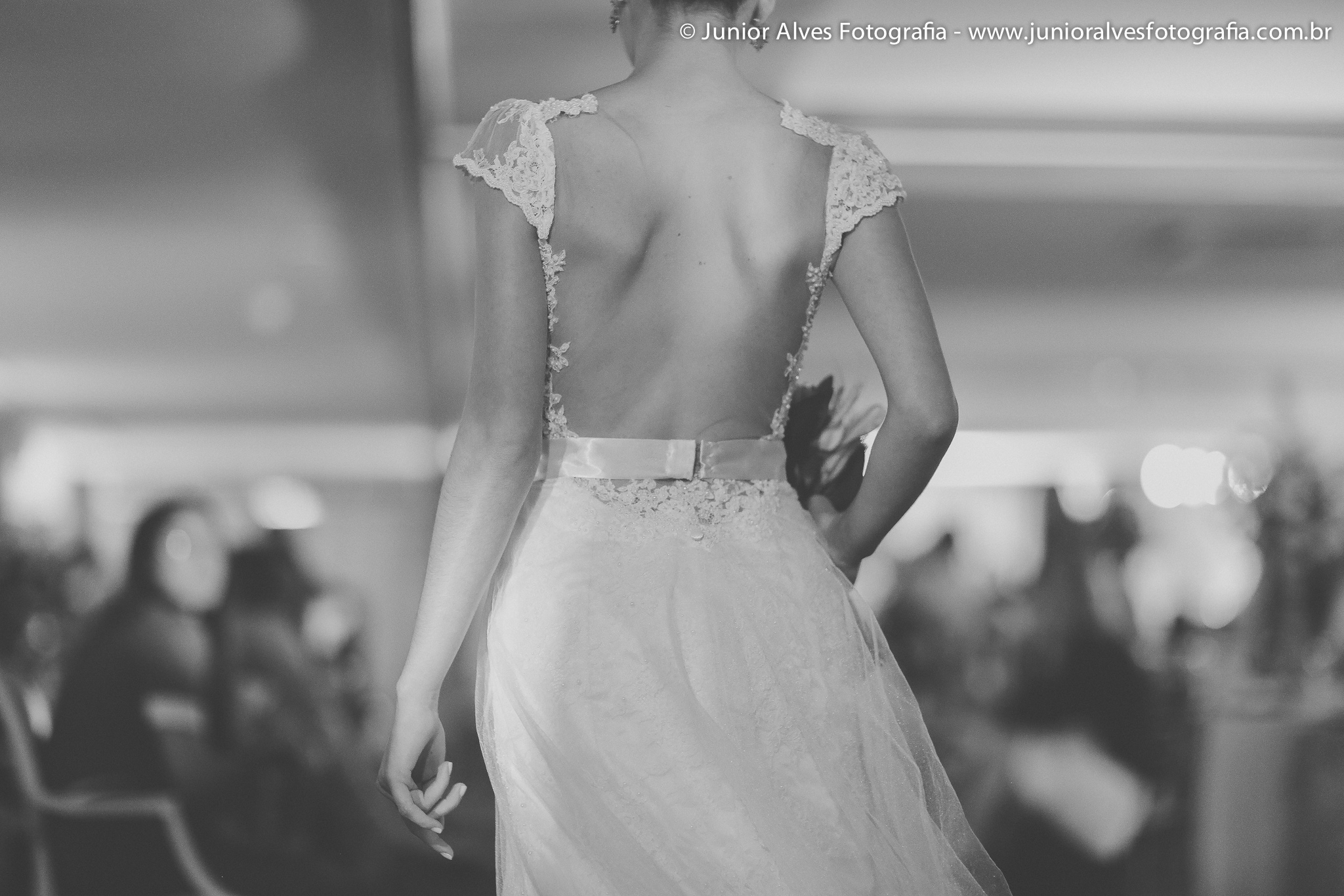 Noiva de Maison Cris; produção Mulher Cheirosa; buquê Marlene Sobreira; adereço Lace Atelier. Foto: Júnior Alves.