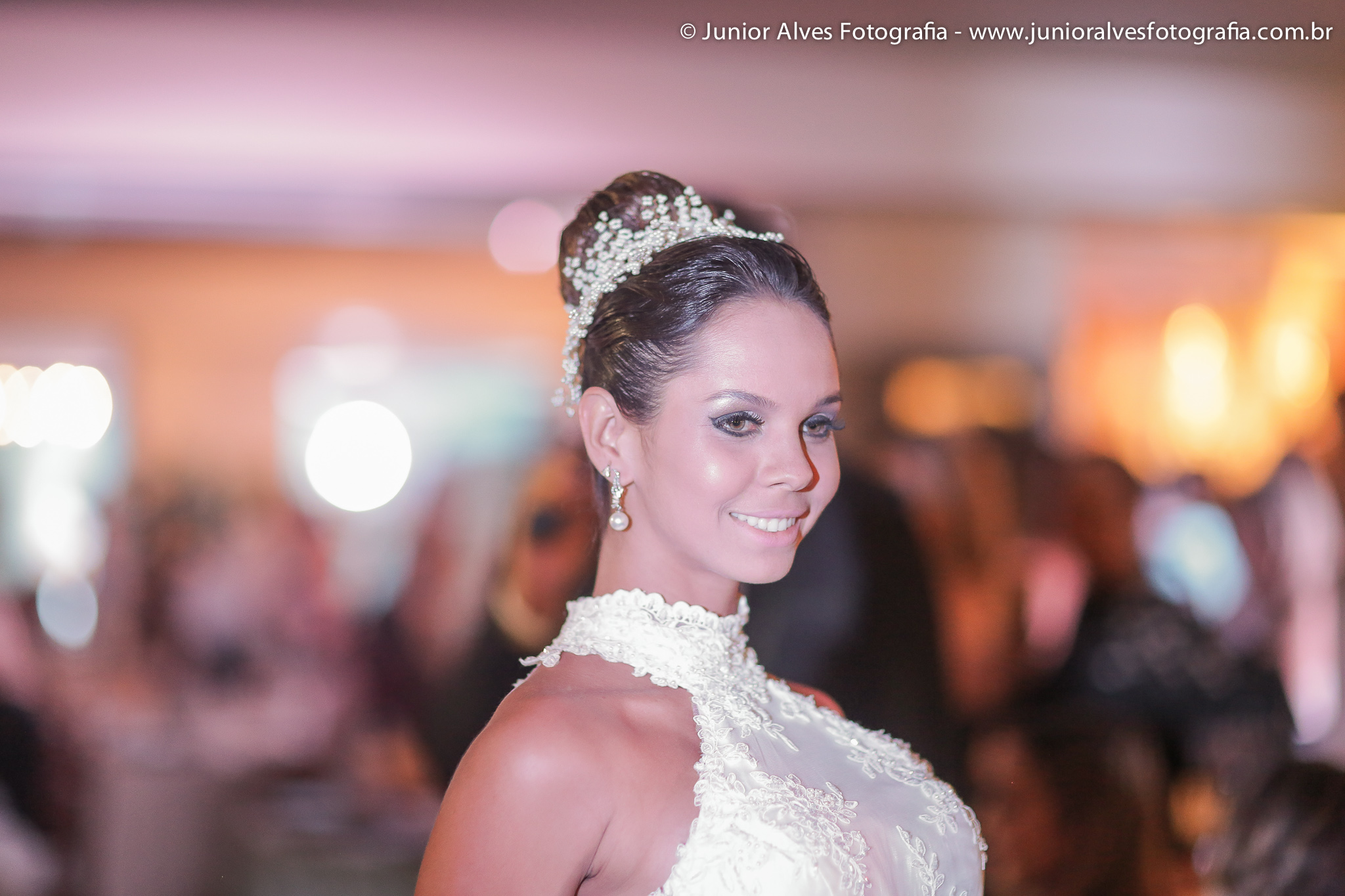 Noiva de Maison Cris; produção Mulher Cheirosa; buquê Marlene Sobreira; adereço Lace Atelier. Foto: Júnior Alves.